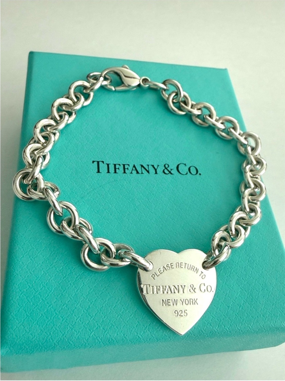 9” Tiffany & Co. Return to Tiffany®
Heart Tag Bracelet in Silver Curvy Fit